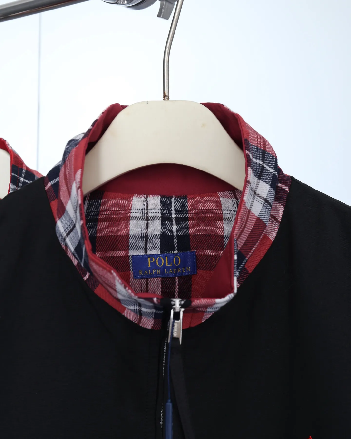 P310 Correct version Top quality replica Ralph Lauren Reversible Veteran Harrington Jacket with Pony Lapel Embroidery Reversible Ralph Lauren hot season jacket 🔥New product jacket. Work and live at the same time. Classic Harrington Jacket style. Versatile on one side, classic on the other, retro on the other side, fashionable, reversible. Wear casually. Made of combed cotton twill, navy plaid knitted fabric, elasticated at the hem of the cuffs. The splicing of double-sided fabrics is not exposed, and the workmanship is tedious and elegant. Three-label washing is set on the inside of the pocket. The entire shoulder and sleeves are all double-pressed. Customized hardware roller pullers. Metal zippers. Fine embroidery on the chest. The details are exquisite. All accessories are 1:1. Even the size stickers are original. This autumn, a jacket that continues the original texture and charm of Ralph Lauren and has a more fashionable and retro feel. Couple style. Quality recommendation! Color: Black White Size: S-XL